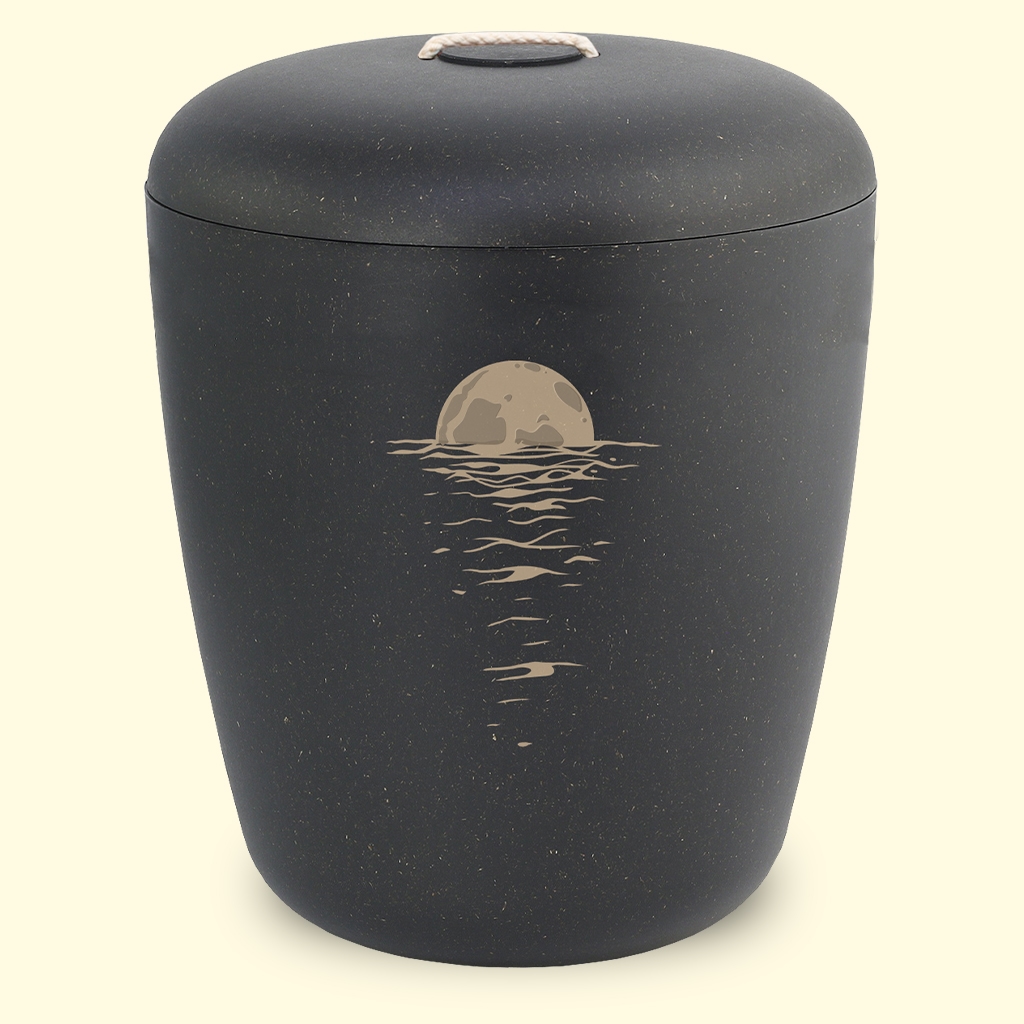 Musta uurna ja kuvassa kuutamo sivustolta www.benutree.fi