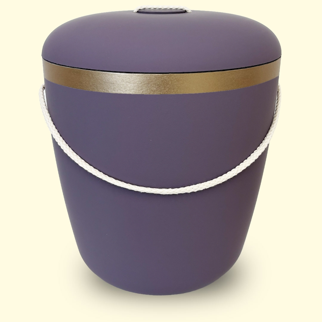 Violetti uurna kultaisella koristeella sivustolta www.benutree.fi