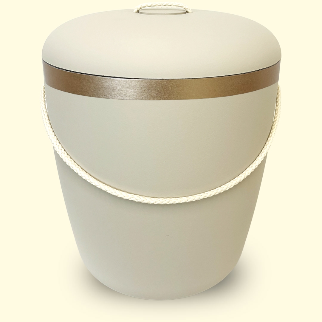 Uurna kultaisella reunuksella sivustolta www.benutree.fi