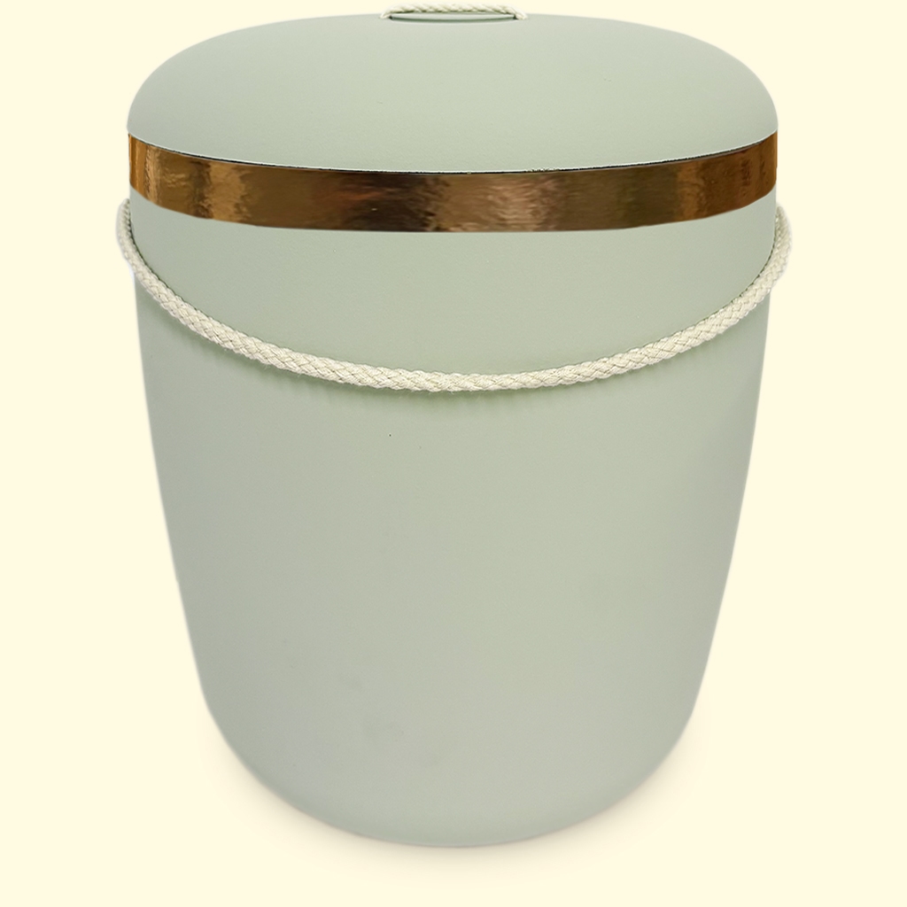 Vihreä uurna kultaisella koristeella sivustolta www.benutree.fi