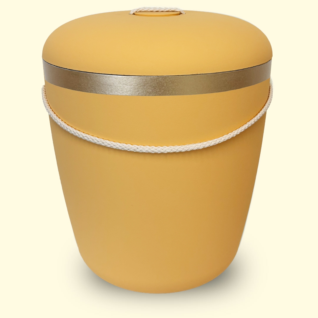 Keltainen uuurna kultaisella koristeella sivustolta www.benutree.fi